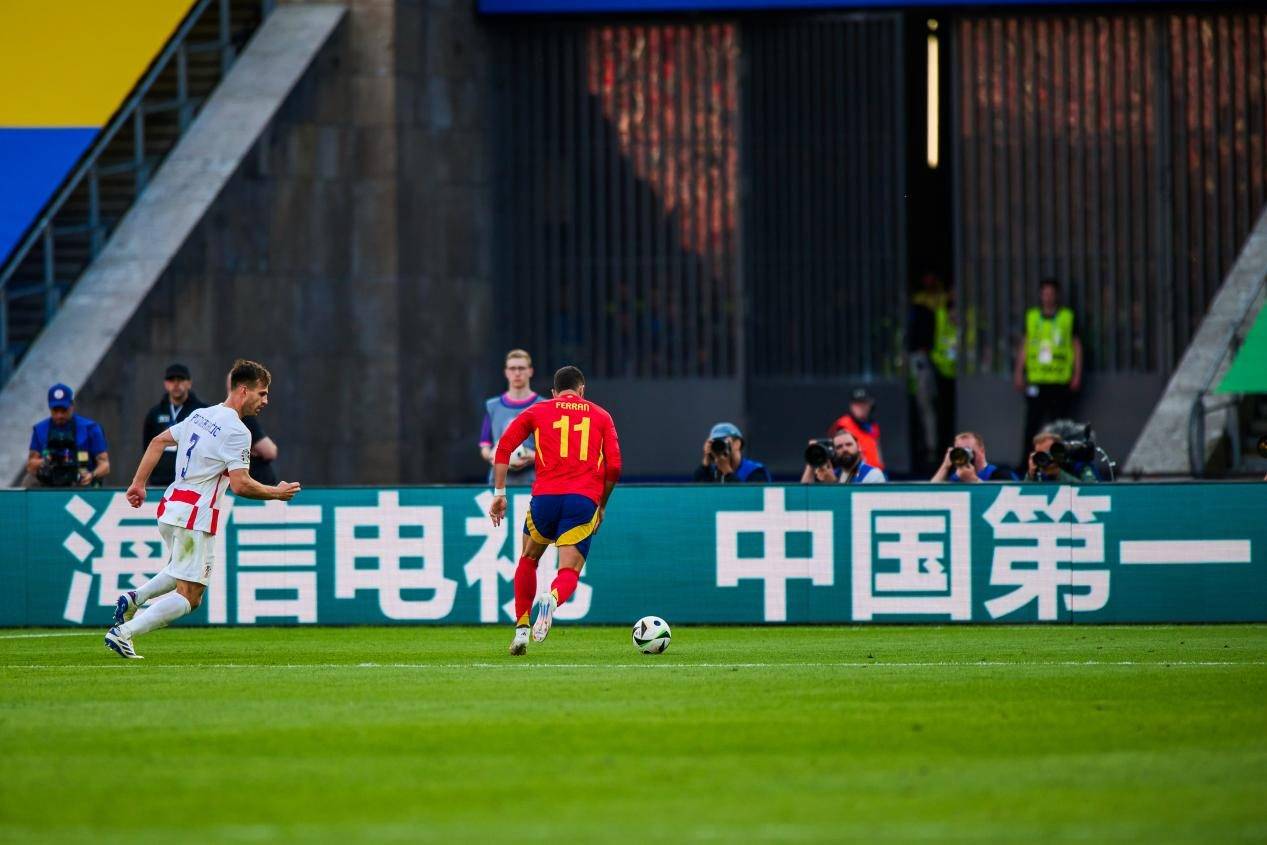 场面火爆！欧洲杯观众席沸腾不已