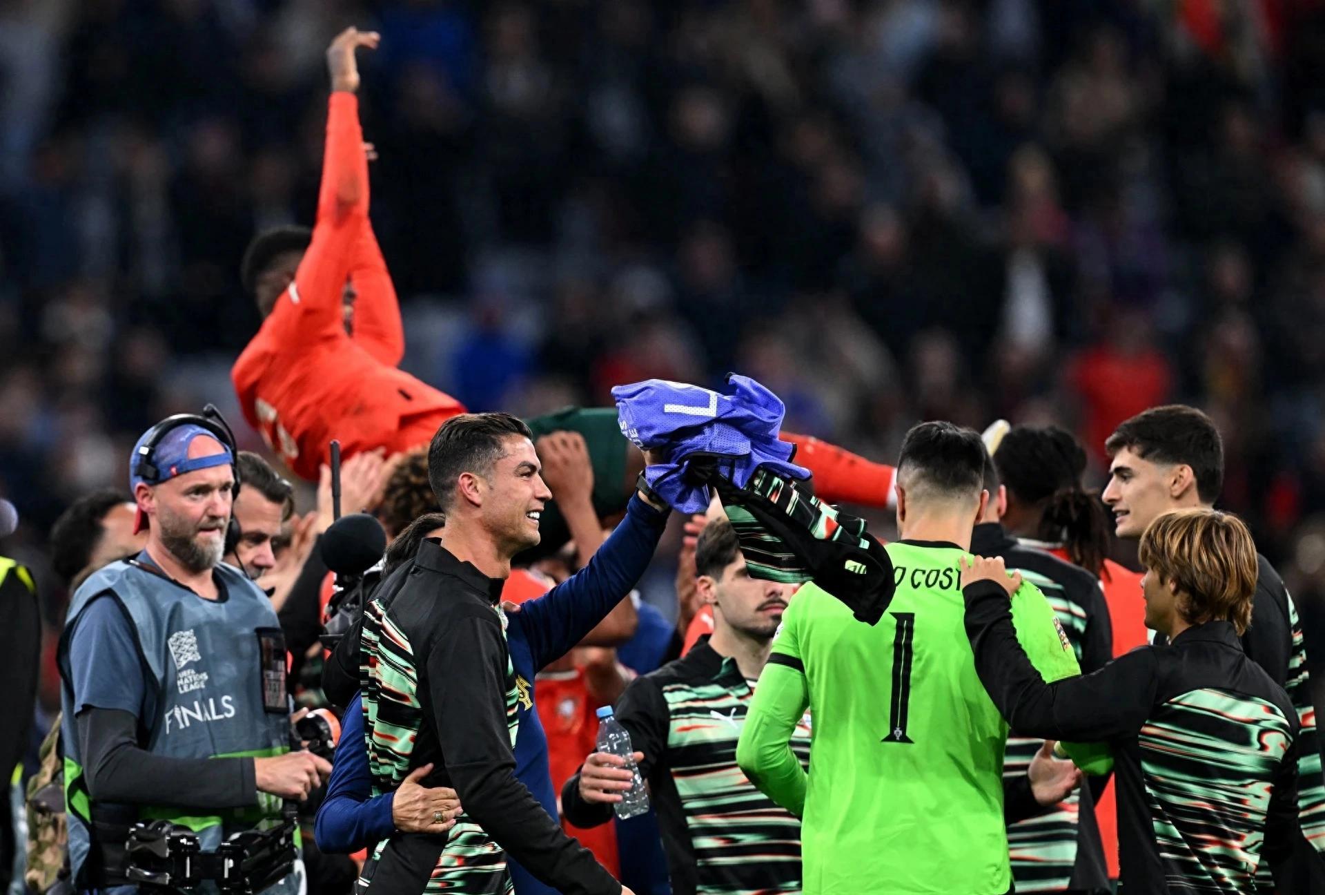 场面火爆！欧洲杯观众席沸腾不已