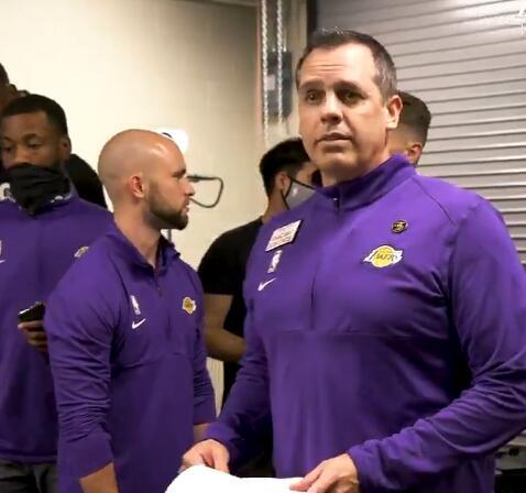 橄榄球赛后采访曝光，内幕引发热议的简单介绍