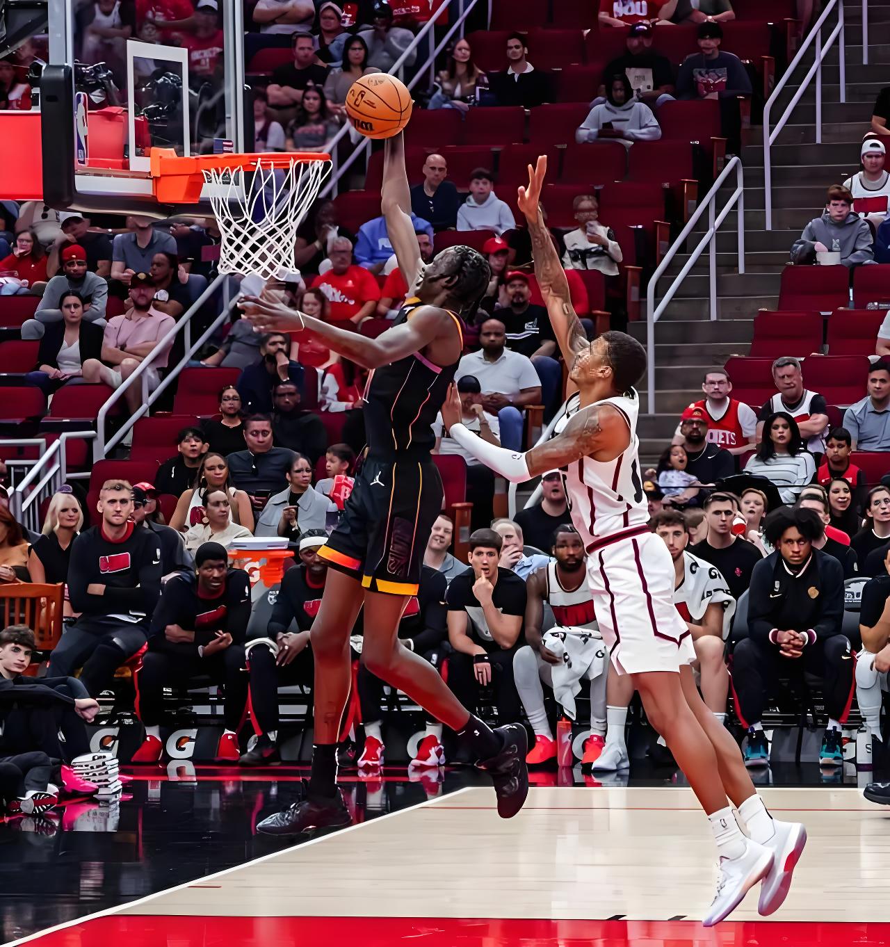 雷霆鏖战火箭，德罗赞带队取胜