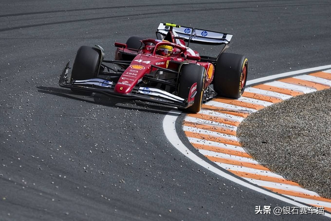 阿斯顿马丁鏖战红牛车队，塞恩斯状态火热