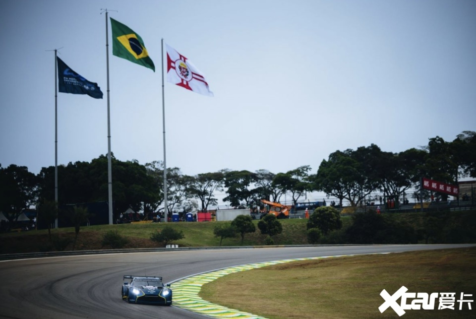 阿斯顿马丁鏖战红牛车队，塞恩斯状态火热