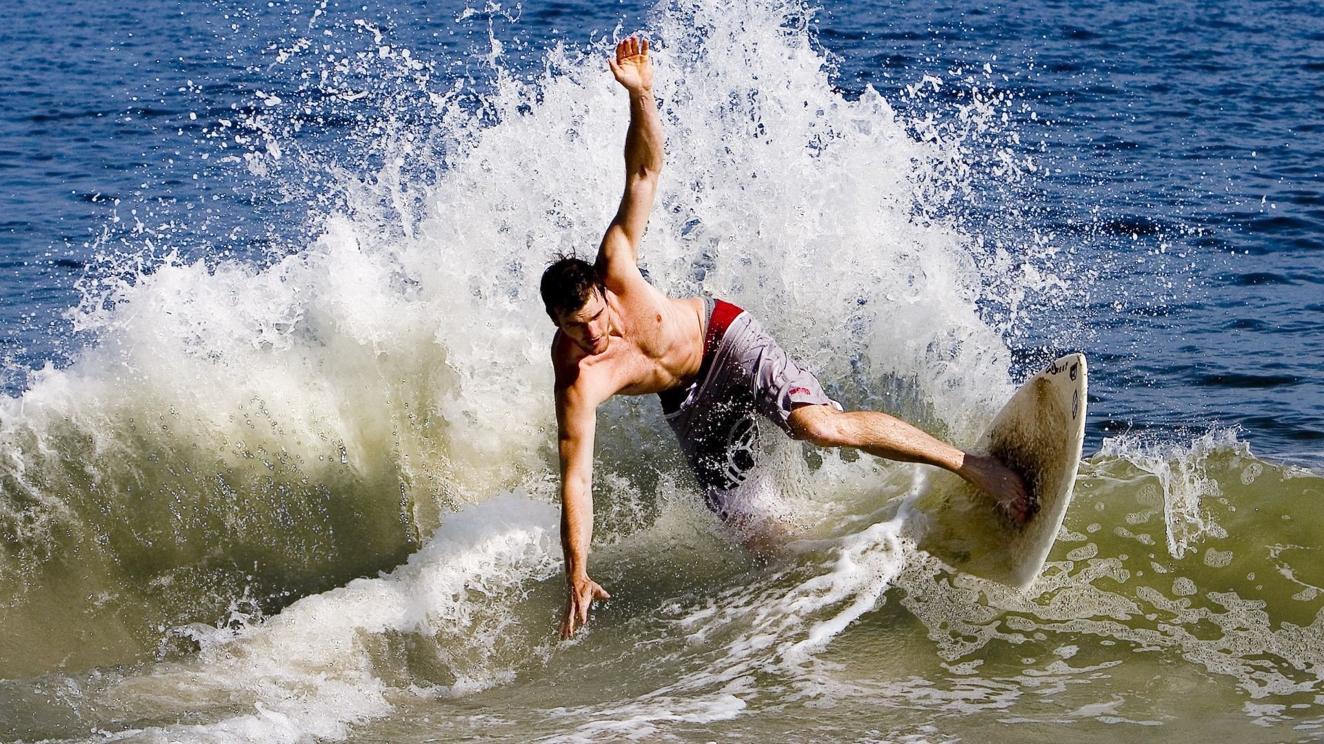 友谊赛烽火，龙吟安菲尔德，内马尔见证东方崛起