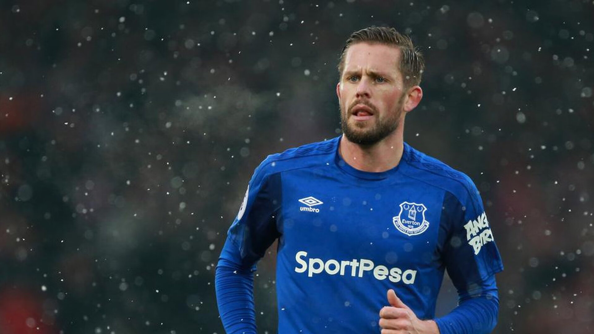 鹰隼试翼锁云霄，龙战于野终折戟—记英超争冠焦点战中的压制与反制